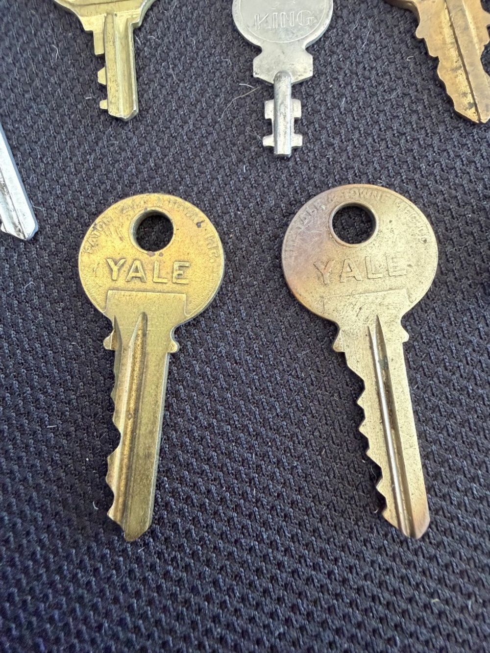 Assorted Old Keys - Picture 4 of 6
